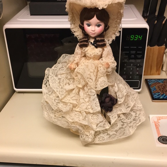 Doll that also plays music - Picture 1 of 3